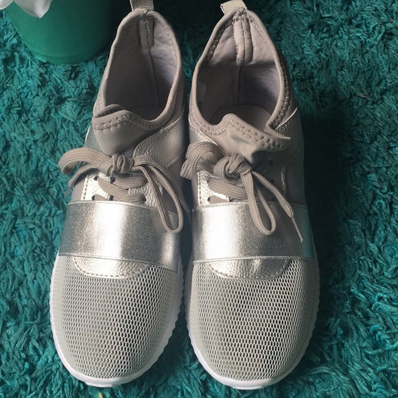 Sneaker - Picture 3 of 4